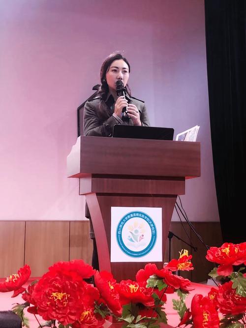 以艺术之名，守护生命之美——王馨曼三百场公益讲座的策划与启示